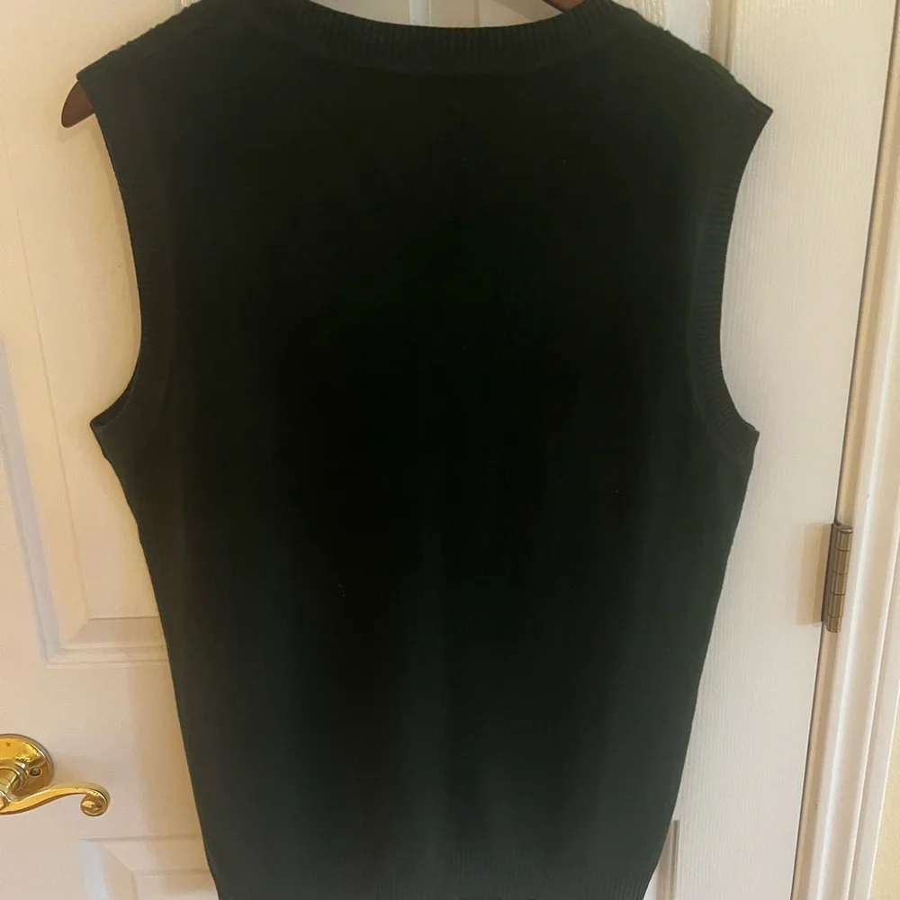 Men's Dark Green Cable Knit Sweater Vest - Picture 3 of 4